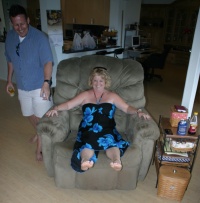 2008/01(January)/Hawaii/Jan12/4-Joes-House/2008-01-12-Hawaii-01-Joes-House-Belinda-big-chair-Steve.JPG