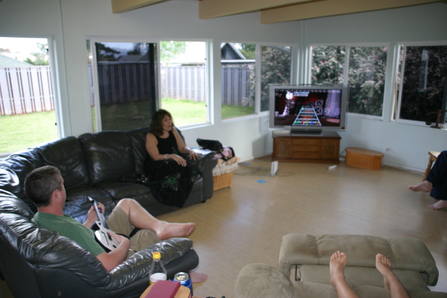 2008/01(January)/Hawaii/Jan12/4-Joes-House/640x480_2008-01-12-Hawaii-07-Joes-House-Bill-guitar-hero-Lydia.JPG