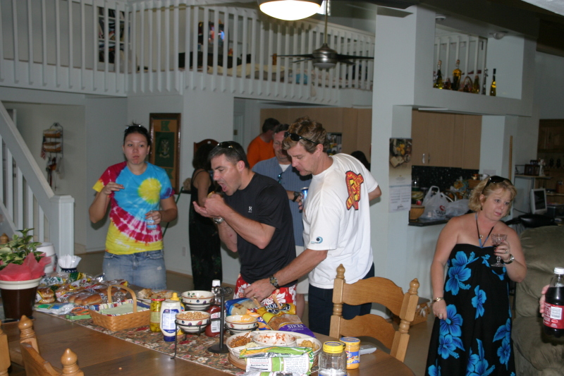 2008/01(January)/Hawaii/Jan12/4-Joes-House/800x600_2008-01-12-Hawaii-09-Joes-House-Jason-Rick-Belinda-Steve.JPG