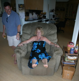 2008-01-12-Hawaii-01-Joes-House-Belinda-big-chair-Steve.JPG
