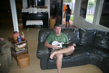 2008-01-12-Hawaii-02-Joes-House-Bill-guitar-hero.JPG