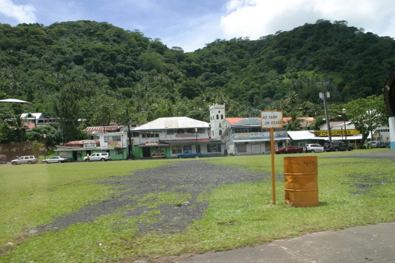 2008/01(January)/Hawaii/Jan14-American-Samoa/800x600_2008-01-14-American-Samoa-10-downtown-Pago-Pago.JPG