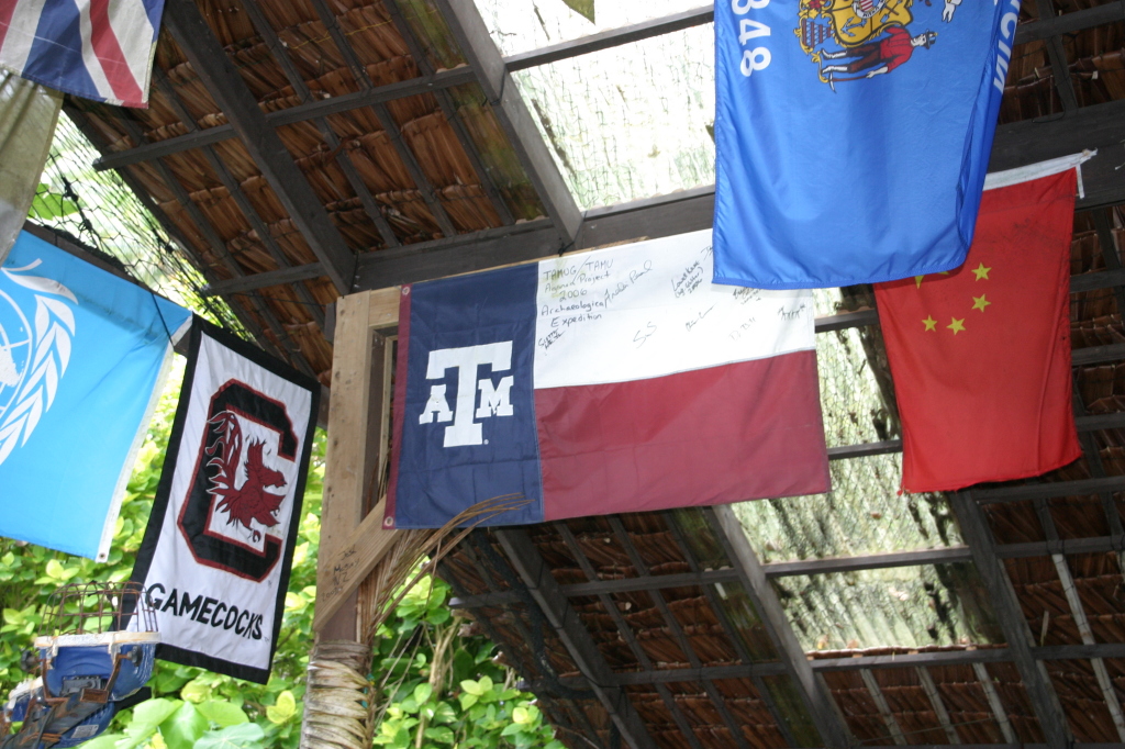 2008/01(January)/Hawaii/Jan16-American-Samoa/Tisas-Barefoot-Bar/1024x768_2008-01-16-Tisas-Barefoot-Bar-09-Aggie-Flag-UGHHH.JPG