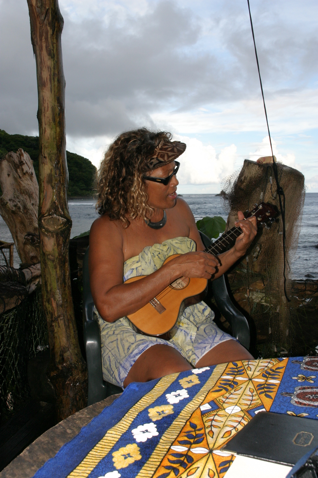 2008/01(January)/Hawaii/Jan16-American-Samoa/Tisas-Barefoot-Bar/1024x768_2008-01-16-Tisas-Barefoot-Bar-20-Ukulele.JPG