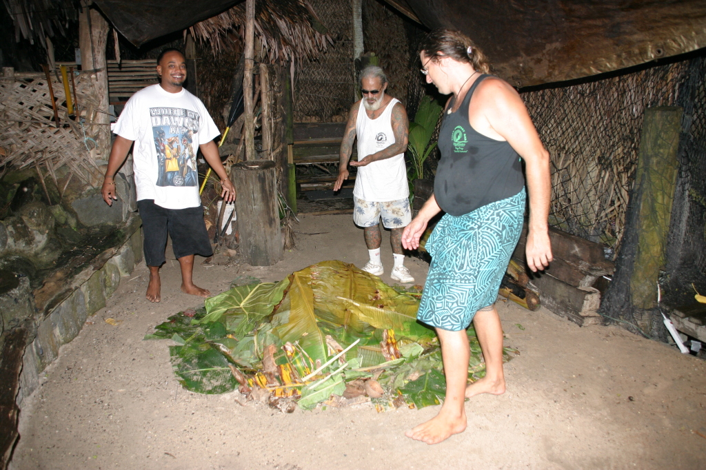 2008/01(January)/Hawaii/Jan16-American-Samoa/Tisas-Barefoot-Bar/1024x768_2008-01-16-Tisas-Barefoot-Bar-35-UMU.JPG