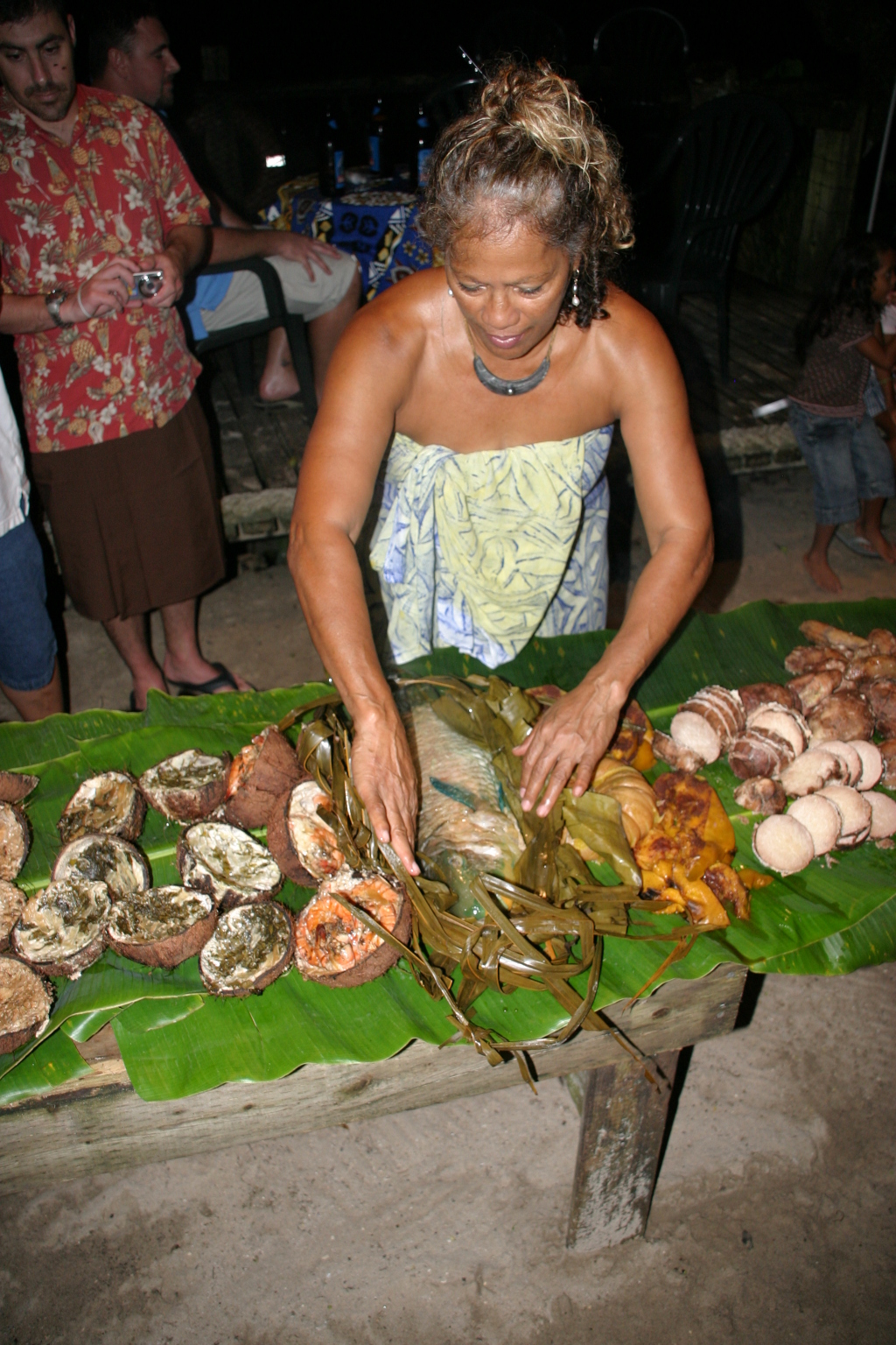 2008-01-16-Tisas-Barefoot-Bar-42-UMU-feast-parrot-fish.JPG