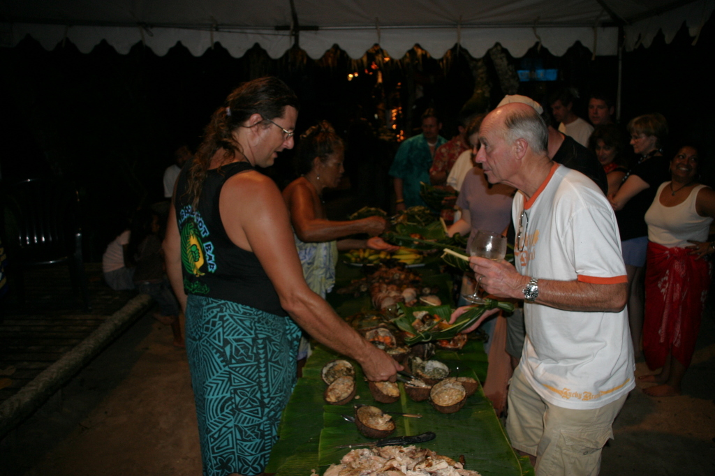 2008/01(January)/Hawaii/Jan16-American-Samoa/Tisas-Barefoot-Bar/1024x768_2008-01-16-Tisas-Barefoot-Bar-43-UMU-feast.JPG