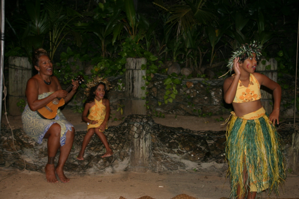 2008-01-16-Tisas-Barefoot-Bar-52-Ukelele-granddaughters-dancing.JPG