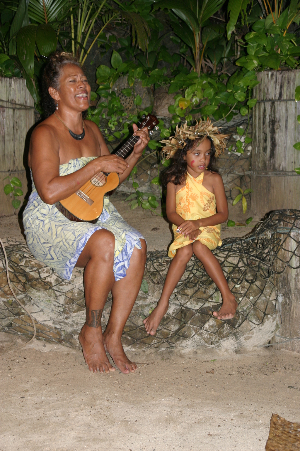 2008-01-16-Tisas-Barefoot-Bar-55-Ukelele-granddaughters-dancing.JPG