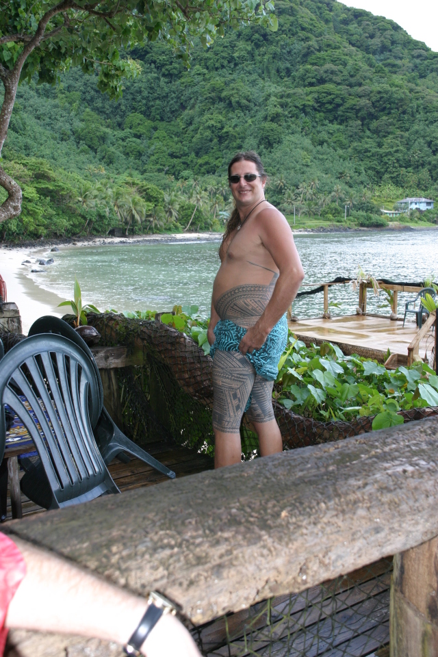 2008/01(January)/Hawaii/Jan16-American-Samoa/Tisas-Barefoot-Bar/640x480_2008-01-16-Tisas-Barefoot-Bar-21-CandyMan-tatoos.JPG