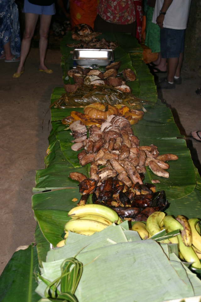 2008/01(January)/Hawaii/Jan16-American-Samoa/Tisas-Barefoot-Bar/640x480_2008-01-16-Tisas-Barefoot-Bar-39-UMU-feast.JPG