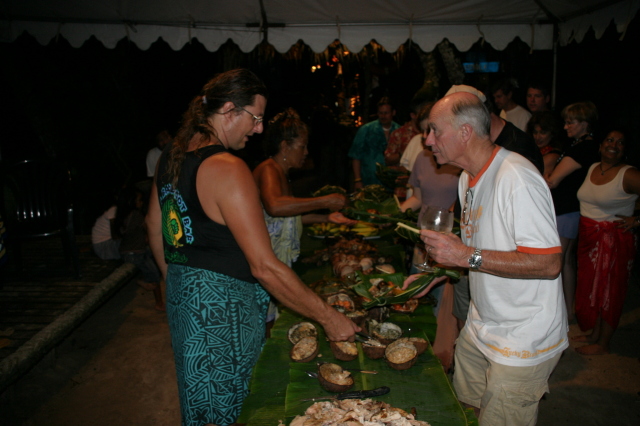 2008/01(January)/Hawaii/Jan16-American-Samoa/Tisas-Barefoot-Bar/640x480_2008-01-16-Tisas-Barefoot-Bar-43-UMU-feast.JPG