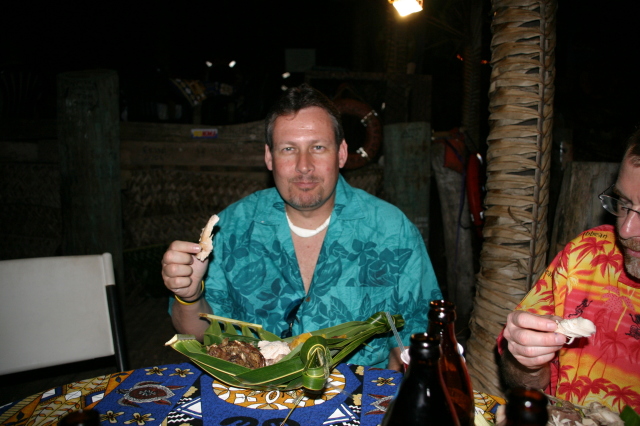2008/01(January)/Hawaii/Jan16-American-Samoa/Tisas-Barefoot-Bar/640x480_2008-01-16-Tisas-Barefoot-Bar-47-UMU-feast-Steve-Rob.JPG