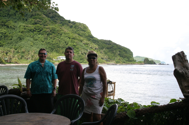 2008/01(January)/Hawaii/Jan16-American-Samoa/Tisas-Barefoot-Bar/800x600_2008-01-16-Tisas-Barefoot-Bar-05-Steve-Bill.JPG
