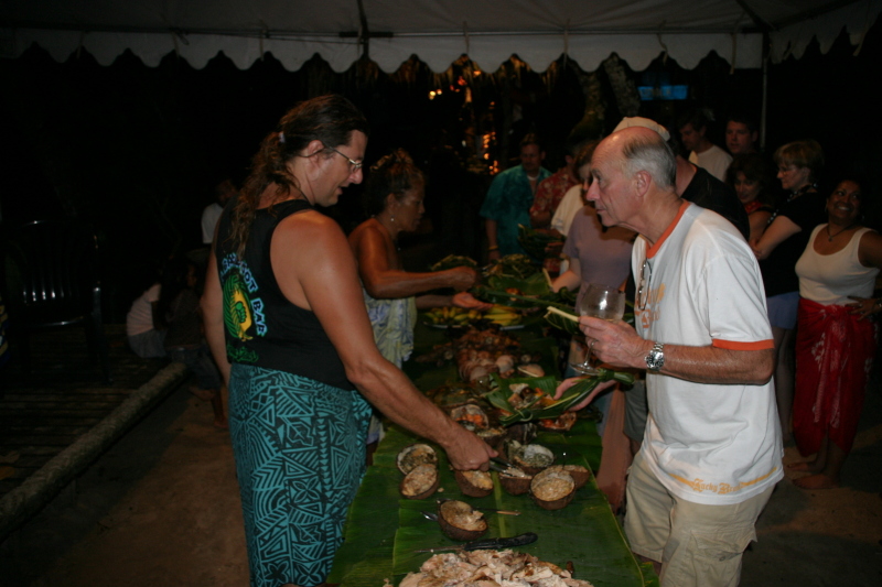 2008/01(January)/Hawaii/Jan16-American-Samoa/Tisas-Barefoot-Bar/800x600_2008-01-16-Tisas-Barefoot-Bar-43-UMU-feast.JPG