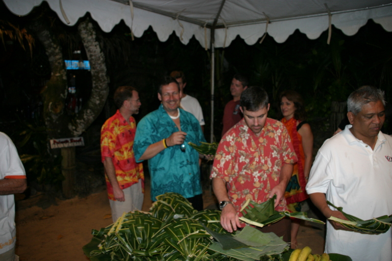 2008/01(January)/Hawaii/Jan16-American-Samoa/Tisas-Barefoot-Bar/800x600_2008-01-16-Tisas-Barefoot-Bar-45-UMU-feast-Rob-Steve-Jason.JPG