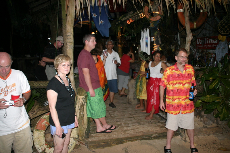 2008/01(January)/Hawaii/Jan16-American-Samoa/Tisas-Barefoot-Bar/800x600_2008-01-16-Tisas-Barefoot-Bar-49-Juanita-Bill-Rob.JPG