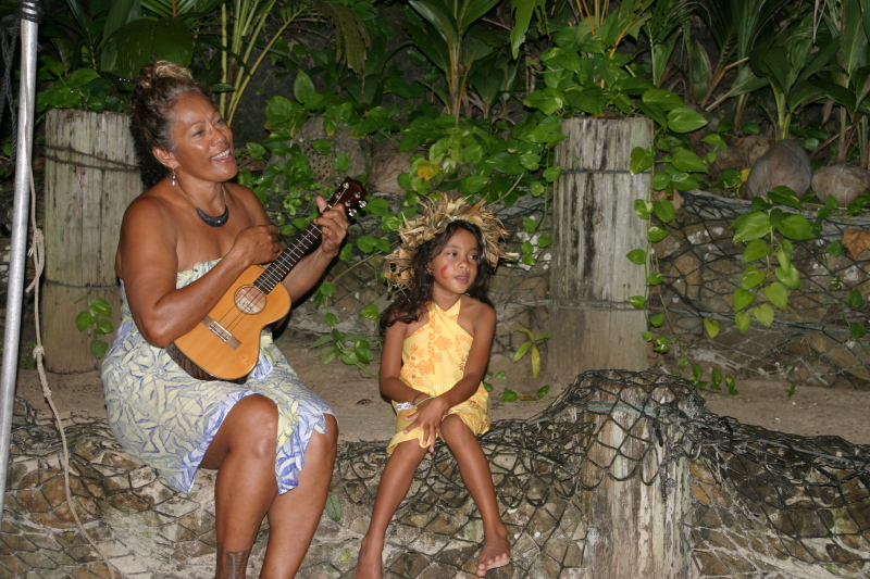 2008/01(January)/Hawaii/Jan16-American-Samoa/Tisas-Barefoot-Bar/800x600_2008-01-16-Tisas-Barefoot-Bar-53-Ukelele-granddaughters-dancing.JPG