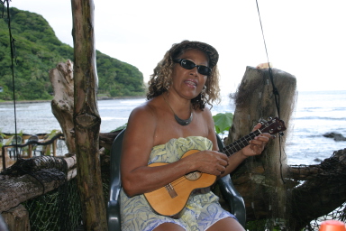 2008-01-16-Tisas-Barefoot-Bar-19-Ukulele.JPG