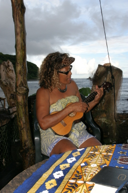 2008-01-16-Tisas-Barefoot-Bar-20-Ukulele.JPG