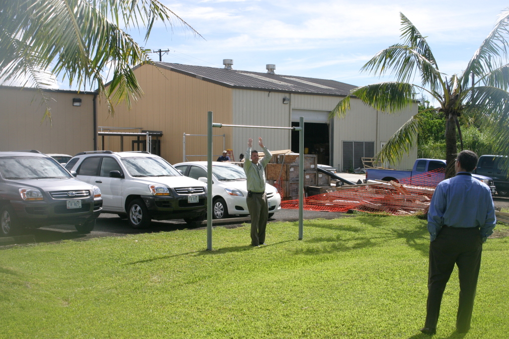 2008/01(January)/Hawaii/Jan16-American-Samoa/Work/1024x768_2008-01-16-American-Samoa-VA-facility-06-Bill-can-do-one-pullup.JPG