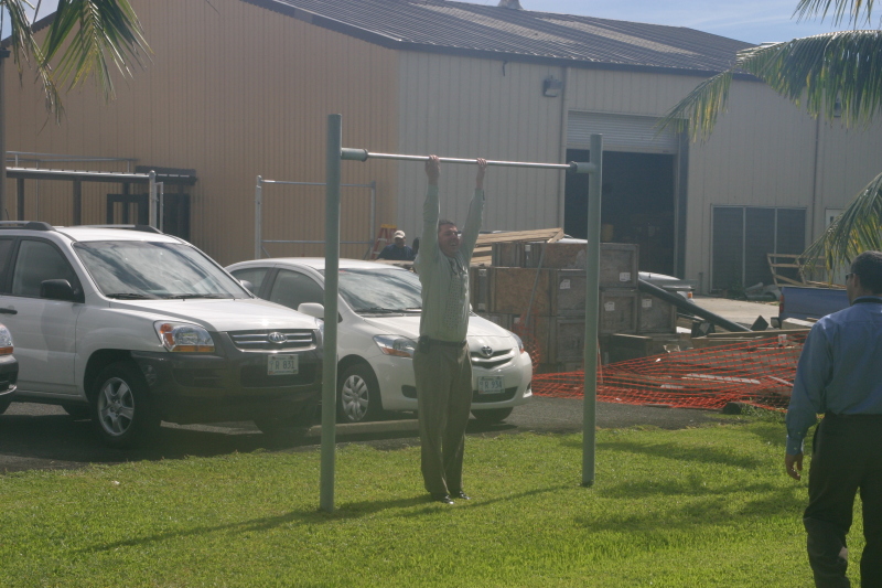 2008/01(January)/Hawaii/Jan16-American-Samoa/Work/800x600_2008-01-16-American-Samoa-VA-facility-04-Bill-can-do-one-pullup.JPG