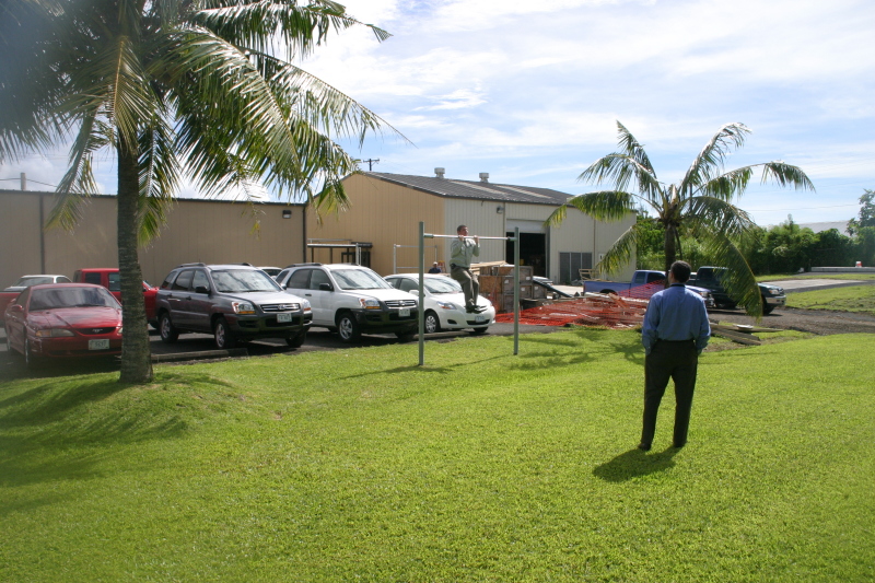 2008/01(January)/Hawaii/Jan16-American-Samoa/Work/800x600_2008-01-16-American-Samoa-VA-facility-05-Bill-can-do-one-pullup.JPG