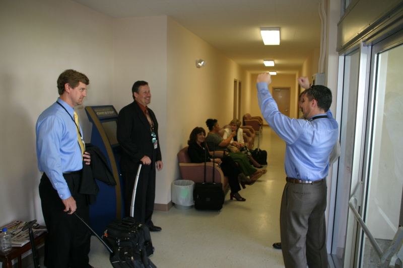 2008/01(January)/Hawaii/Jan16-American-Samoa/Work/800x600_2008-01-16-American-Samoa-VA-facility-07-Rick-Steve-Jason-explaining-pullup.JPG
