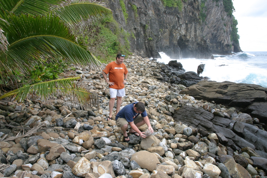 2008/01(January)/Hawaii/Jan17-American-Samoa/1024x768_2008-01-17-American-Samoa-42-Steve-Bill-with-coconut.JPG