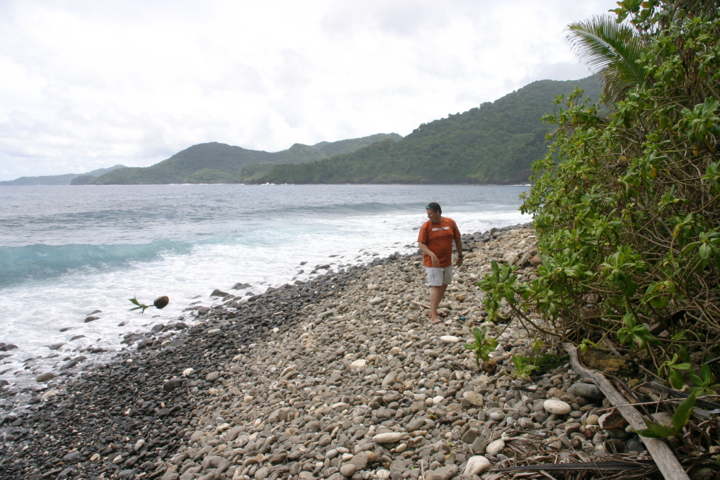 2008/01(January)/Hawaii/Jan17-American-Samoa/1024x768_2008-01-17-American-Samoa-45-Steve-throws-coconut.JPG