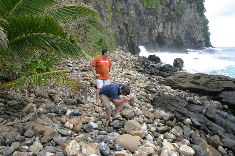 2008/01(January)/Hawaii/Jan17-American-Samoa/800x600_2008-01-17-American-Samoa-41-Steve-Bill-with-coconut-GOOD.JPG