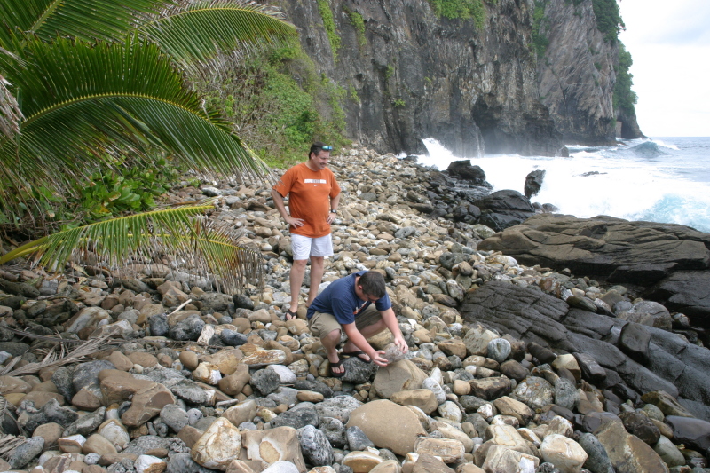 2008/01(January)/Hawaii/Jan17-American-Samoa/800x600_2008-01-17-American-Samoa-42-Steve-Bill-with-coconut.JPG