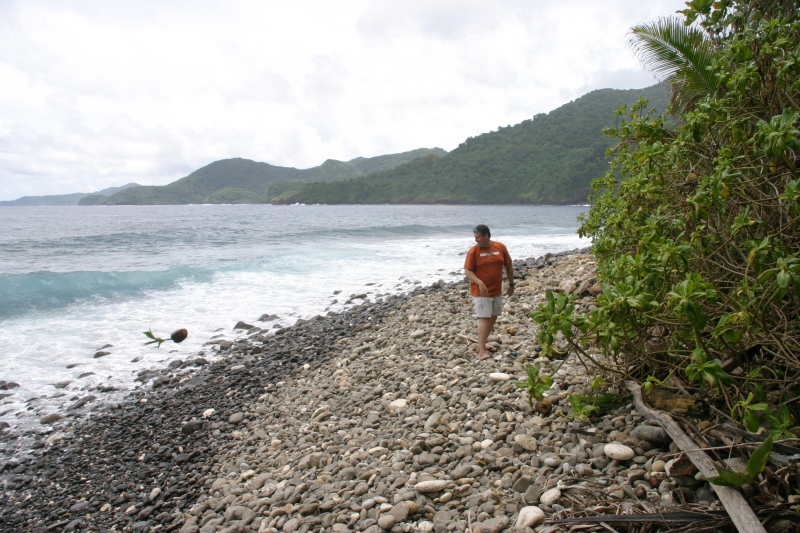 2008/01(January)/Hawaii/Jan17-American-Samoa/800x600_2008-01-17-American-Samoa-45-Steve-throws-coconut.JPG