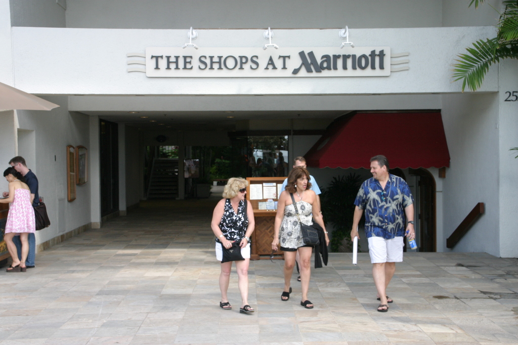 2008/01(January)/Hawaii/Jan18/1024x768_2008-01-18-Hawaii-06-Belinda-Lydia-Steve.JPG