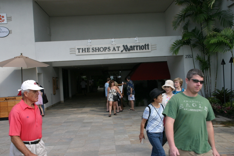 2008/01(January)/Hawaii/Jan18/800x600_2008-01-18-Hawaii-05-Bill-Lydia-Steve.JPG