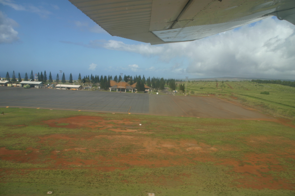 2008/01(January)/Hawaii/Jan19-Juanita-Cesna/1024x768_2008-01-19-Hawaii-Juanita-Cesna-052-airport.JPG