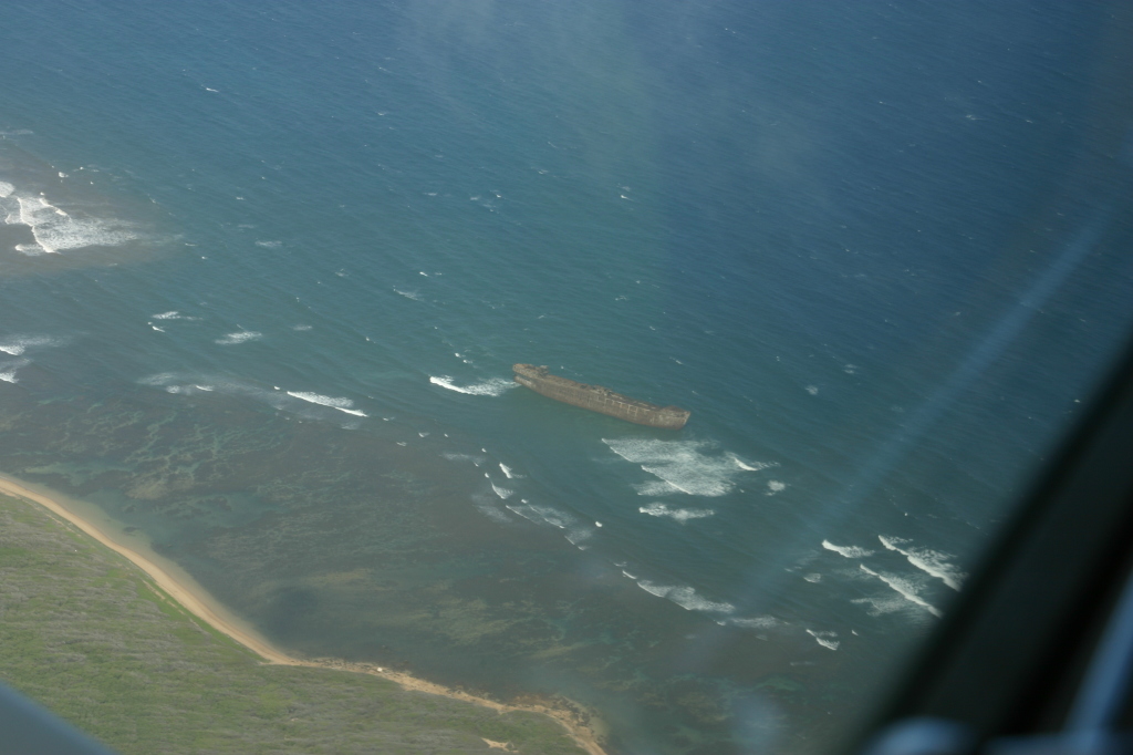 2008/01(January)/Hawaii/Jan19-Juanita-Cesna/1024x768_2008-01-19-Hawaii-Juanita-Cesna-065-shipwreck-GOOD.JPG