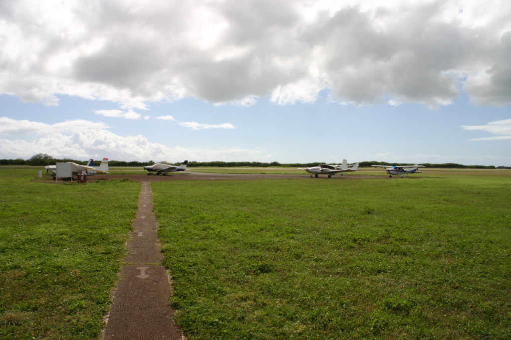 2008-01-19-Hawaii-Juanita-Cesna-072-airport-lunchtime.JPG
