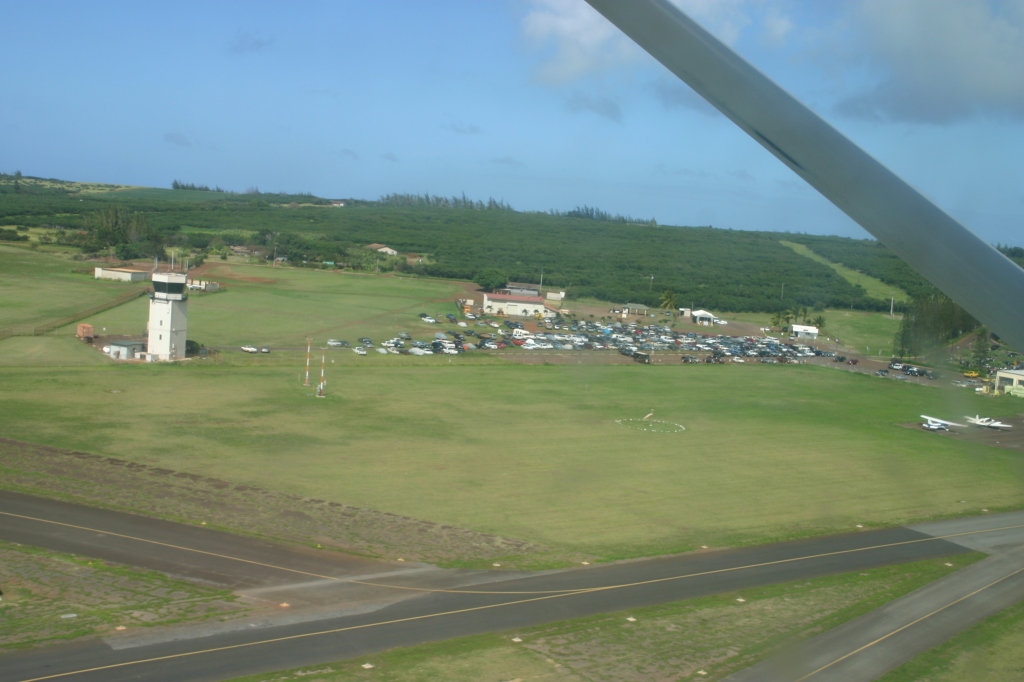 2008/01(January)/Hawaii/Jan19-Juanita-Cesna/1024x768_2008-01-19-Hawaii-Juanita-Cesna-076-airport.JPG