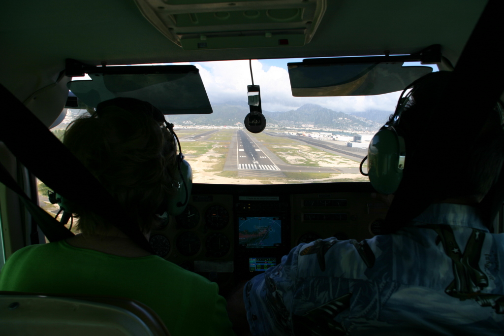 2008/01(January)/Hawaii/Jan19-Juanita-Cesna/1024x768_2008-01-19-Hawaii-Juanita-Cesna-152-HNL-airport.JPG