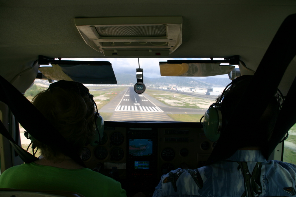 2008/01(January)/Hawaii/Jan19-Juanita-Cesna/1024x768_2008-01-19-Hawaii-Juanita-Cesna-154-HNL-airport.JPG