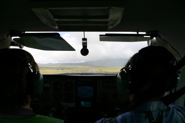 2008/01(January)/Hawaii/Jan19-Juanita-Cesna/640x480_2008-01-19-Hawaii-Juanita-Cesna-049-airport.JPG