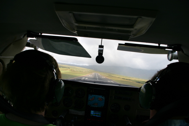 2008/01(January)/Hawaii/Jan19-Juanita-Cesna/640x480_2008-01-19-Hawaii-Juanita-Cesna-050-airport.JPG