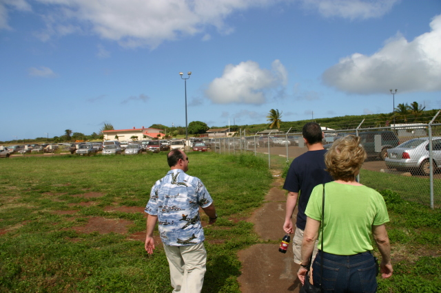 2008/01(January)/Hawaii/Jan19-Juanita-Cesna/640x480_2008-01-19-Hawaii-Juanita-Cesna-071-airport-lunchtime.JPG