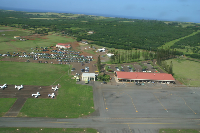 2008/01(January)/Hawaii/Jan19-Juanita-Cesna/640x480_2008-01-19-Hawaii-Juanita-Cesna-079-airport.JPG