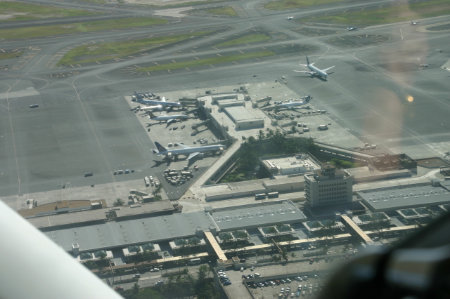 2008/01(January)/Hawaii/Jan19-Juanita-Cesna/640x480_2008-01-19-Hawaii-Juanita-Cesna-144-HNL-airport.JPG