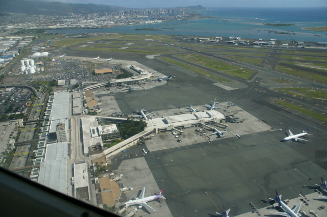 2008/01(January)/Hawaii/Jan19-Juanita-Cesna/640x480_2008-01-19-Hawaii-Juanita-Cesna-147-HNL-airport.JPG
