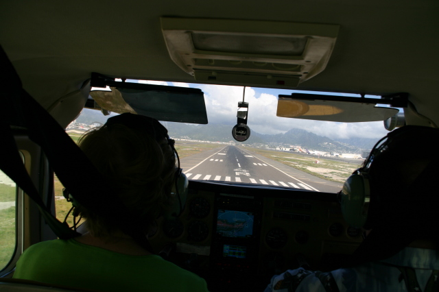 2008/01(January)/Hawaii/Jan19-Juanita-Cesna/640x480_2008-01-19-Hawaii-Juanita-Cesna-155-HNL-airport.JPG
