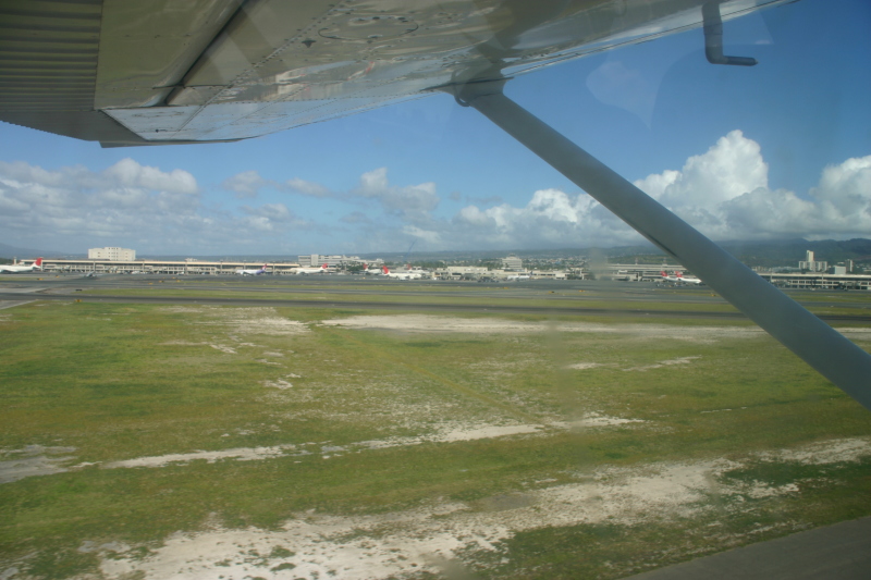 2008/01(January)/Hawaii/Jan19-Juanita-Cesna/800x600_2008-01-19-Hawaii-Juanita-Cesna-010-HNL-airport.JPG