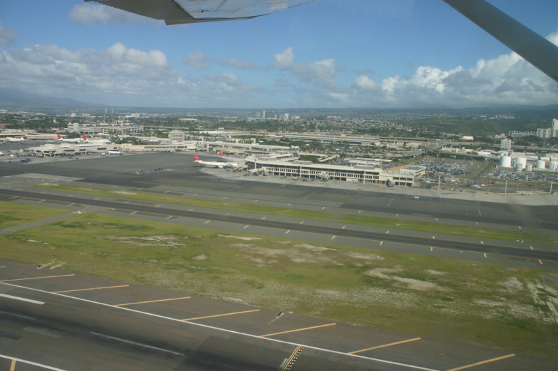 2008/01(January)/Hawaii/Jan19-Juanita-Cesna/800x600_2008-01-19-Hawaii-Juanita-Cesna-011-HNL-airport.JPG